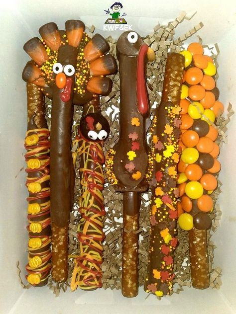 Pretzel Rods Dipped Thanksgiving, Turkey Pretzel Rods, Thanksgiving Pretzel Rods, Fall Pretzel Rods, Thanksgiving Dip, Pretzel Ideas, Thanksgiving Cookies Decorated, Chocolate Covered Pretzels Recipe, Cake Pucks