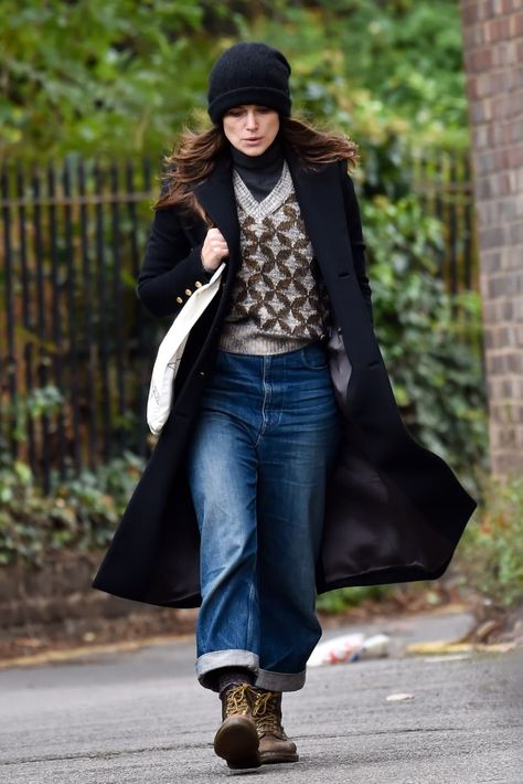 Keira Knightley Casual, Keira Knightley Style, Jumper And Jeans, Estilo Hipster, Celebrity Style Icons, Personal Style Inspiration, Retro Mode, Clothing Photography, Keira Knightley