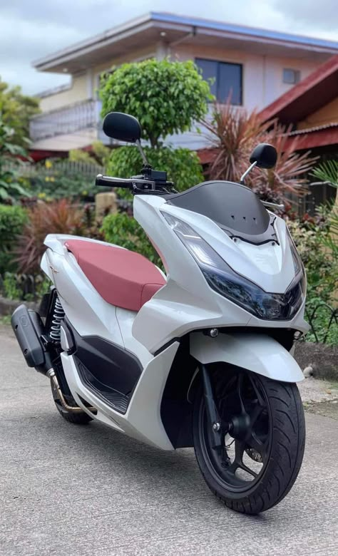 Moto Pcx, Pcx Honda, Honda Pcx, Pretty Bike, Jetski, Classy Cars, Selfie Ideas Instagram, Face Skin Care, Dream Cars