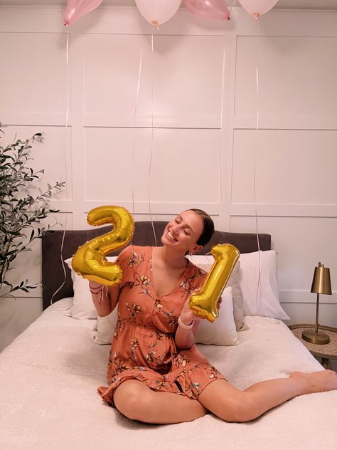 Turning 21 birthday photo shoot inspiration with gold and pink balloons Number Balloons Photoshoot, Birthday Number Balloons, Gold Theme Birthday, Gold And Pink Balloons, 21 Birthday Party Decorations, 21th Birthday, Photo Shoot Inspiration, Happy Balloons, Turning 21