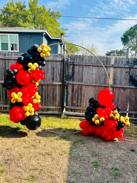 Circle Arch, Black And Gold Balloons, Yellow Balloons, Circle Frames, Gold Circle, Gold Balloons, Balloon Arch, 1st Bday, Black White Red