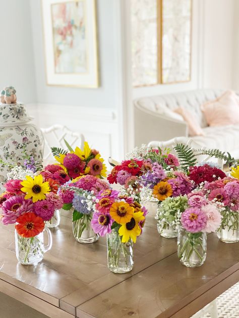 Wild Flower Mason Jar Centerpieces, Casual Floral Centerpieces, Daisy Flower Arrangements Mason Jars, Small Bouquet Centerpieces, Spring Wildflower Centerpieces, Wildflowers In Mason Jars, Bbq Flower Arrangements, Wildflower Mason Jar Centerpieces, Zinnia Sunflower Bouquet