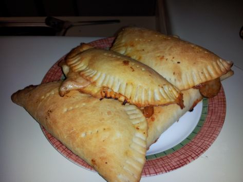 Made these today, turned out amazing (Healthier than store bought too!) Pizza Pockets Recipe, Homemade Pizza Pockets, Pizza Pocket, Homemade Hot Pockets, Pizza Pops, Pockets Recipe, Pizza Pockets, Bread Sticks, Lunchbox Ideas