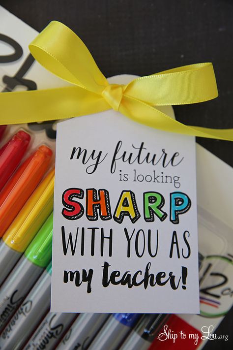 These Back to School Teacher Gift Tags are a simple way to start the year off right! From MichaelsMakers Skip to my Lou Halloween Appetizers For Party, Teacher Treats, Teacher Gift Tags, Teacher Craft, Teachers Diy, Halloween Appetizers, Presents For Teachers, School Teacher Gifts, Diy Teacher Gifts