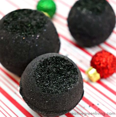 How to make black bath bombs with activated charcoal Bath Bomb Recipe Easy, Black Bath Bomb, Bath Boms, Diy Gifts To Make, Diy Stocking Stuffers, Bombe Recipe, Bath Bomb Recipes, Black Bath, Best Stocking Stuffers