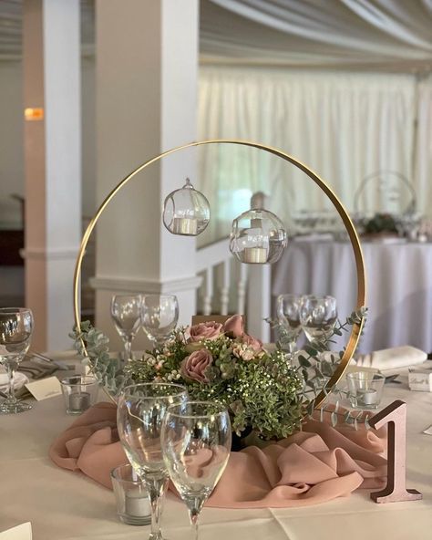 Gold Hoop Centrepiece, Circle Centrepiece Wedding, Hoop Ring Centerpieces, Circle Flower Centerpieces, Wedding Hoop Table Decorations, Circle Wedding Centerpieces, Round Hoop Centerpieces Wedding, Gold Hoop Wedding Centerpiece, Botanical Hoop Centerpiece