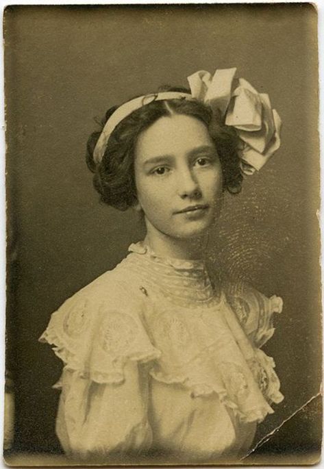 37 Lovely Portraits of Victorian Teenage Girls From Between the 1840s and 1890s ~ vintage everyday Louis Daguerre, Victorian Portraits, Victorian Ladies, Old Portraits, Old Photography, Foto Vintage, Vintage Portraits, Antique Photos, 인물 사진