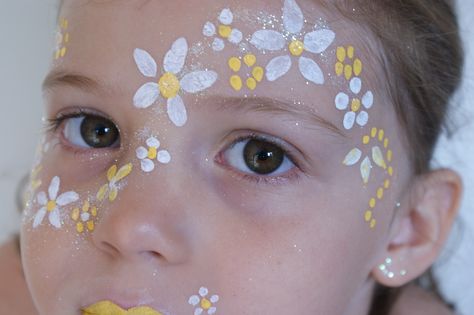 Signature Daisy Face !!! Easter Face Paint, Face Painting Flowers, Fairy Face Paint, Fairy Face, Paint Aesthetic, Fairy Costume Diy, Festival Face Paint, Girly Tips, Girl Face Painting