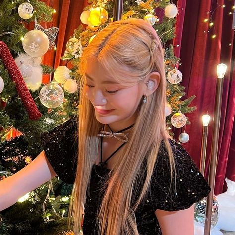 seeun stayc christmas xmas icon pfp #kpop Kpop Christmas Icons Aesthetic, Christmas Kpop Icon, Stayc Christmas, Christmas Kpop Pfp, Kpop Christmas Icons, Christmas Pp, Xmas Pfp, K Pop Christmas, Christmas Kpop