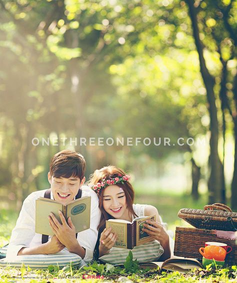 Boring Summer, Prenuptial Photoshoot, Picnic Engagement, Prewedding Outdoor, Pre Wedding Photoshoot Outdoor, Summer Engagement Photos, Engagement Photo Ideas, Photography Collection, Photoshoot Props