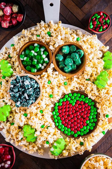 21 Extremely Festive Christmas Charcuterie Board Ideas - ZEN AND HONEY Grinch Recipe Ideas, Movie Night Snack Board, Grinch Movie Night, Grinch Board, Grinch Christmas Treats, Christmas Charcuterie Board Ideas, Christmas Food Crafts, Perfect Christmas Dessert, Christmas Charcuterie Board