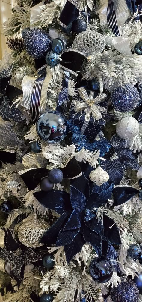 Christmas Tree Toppers Blue And Silver, Navy Blue Theme Christmas Tree, Navy Blue And Silver Christmas Tree Ideas, Navy And Silver Christmas Decor, Navy And Silver Christmas Tree, Navy And White Christmas Tree, Navy Blue And Silver Christmas Tree, Blue White And Silver Christmas Tree, Blue Ornaments Christmas Tree