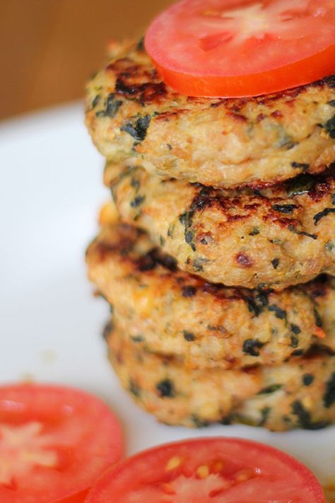 Sweet Potato Turkey Burgers are an easy paleo whole30 dinner recipe Vshred Recipes, Ground Turkey Sweet Potato, Turkey Sweet Potato, Potato Spinach, Spinach Recipe, Sweet Potato Spinach, God Mad, Turkey Dishes, Turkey Burger