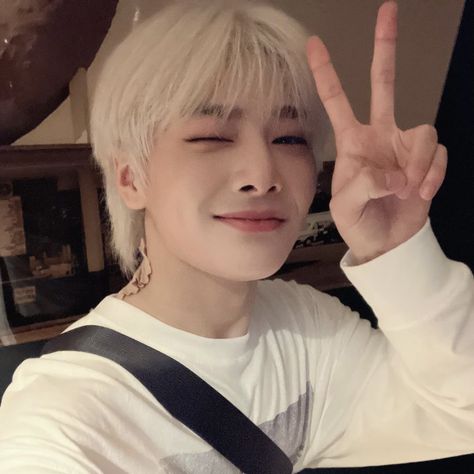 jeongin In Selca, Chan Icons, Skz Jeongin, Wallpaper Skz, Case 143, Beige Icons:), Christopher Bang, In Icon, 17 Kpop