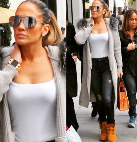 J.Lo does love her Tims. J Lo Outfits, Timberland Outfits Women, Jennifer Lopez Outfits, J Lo Fashion, Timberland Outfits, Looks Jeans, Look Jean, Urban Street Style, Outfits Casual