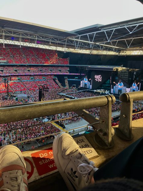 Wembley Stadium Concert, Holly Core, Wet Leg, Stadium Concert, Widget Board, Concert Aesthetic, Wembley Stadium, Concert Photography, Love On Tour