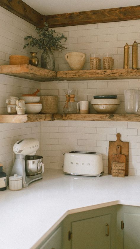 Modern Farmhouse Kitchen Backsplash, Farmhouse Kitchen Backsplash, Casa Vintage, Modern Farmhouse Kitchens, Decor Minimalist, Kitchen Style, Rustic Kitchen, Home Decor Tips, Country Kitchen