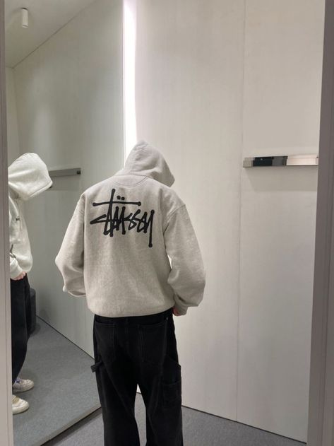 Best Streetwear Brands, Stussy Men, Stussy Hoodie, Desain Buklet, Casual Outfit Inspiration, Street Style Outfits Men, Guys Clothing Styles, Cool Outfits For Men, Mode Ootd