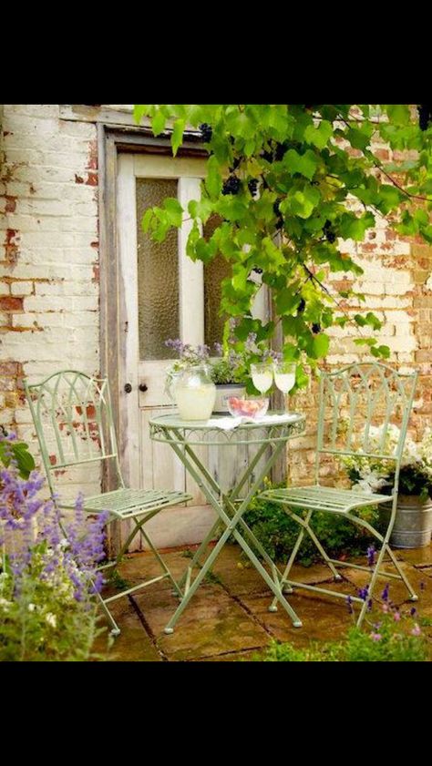 Garden Seating Area, Country Garden Decor, Metal Patio Furniture, Shabby Chic Garden, Outdoor Patio Set, French Garden, Garden Seating, Gorgeous Gardens, Courtyard Garden