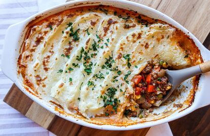 This shepherd’s pie recipe is so tasty, hearty, healthy and comforting. It's truly the perfect, hot meal to warm you up on a chilly evening.Browned hamburger meat combined with an assortment of veggies and spices in a red wine and beef broth gravy! Cook it all together to create a pie filling and cover with a layer creamy mashed potatoes. You can’t beat that! An overview: Keep scrolling down to find the full recipe and measurements. We’ll start here with a quick overview! Boil potat… Ground Turkey Shepherd's Pie, Turkey Shepherds Pie Recipe, Homemade Shepherd's Pie, Turkey Shepherd's Pie, Turkey Shepherds Pie, Braised Chicken Breast, Shepherd's Pie Recipe, Fluffy Mashed Potatoes, Instant Potatoes