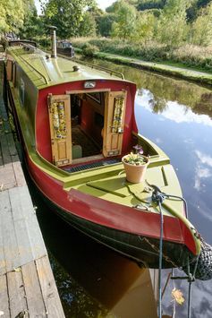 Narrowboat Interior Design – Ideas,Tips & Layouts! – Canal Boat UK Canal Boat Interior, Barge Boat, Narrowboat Interiors, Canal Barge, Boat House Interior, Houseboat Living, Dutch Barge, Dream Boat, Working Boat