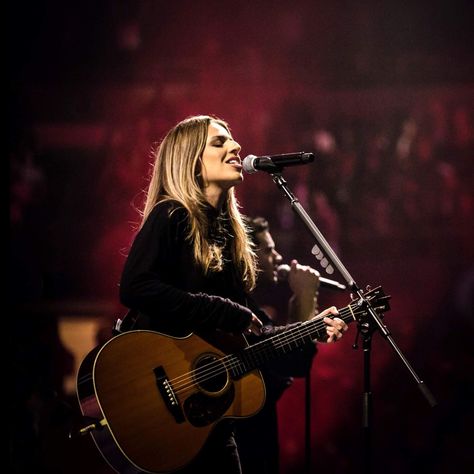 Brooke Fraser / Brooke Ligertwood Brooke Ligertwood Outfits, Worship Leader Outfit, Brooke Ligertwood, Brooke Fraser, Worship Quotes, Christian Studies, Contemporary Christian Music, Hillsong United, Worship Leader