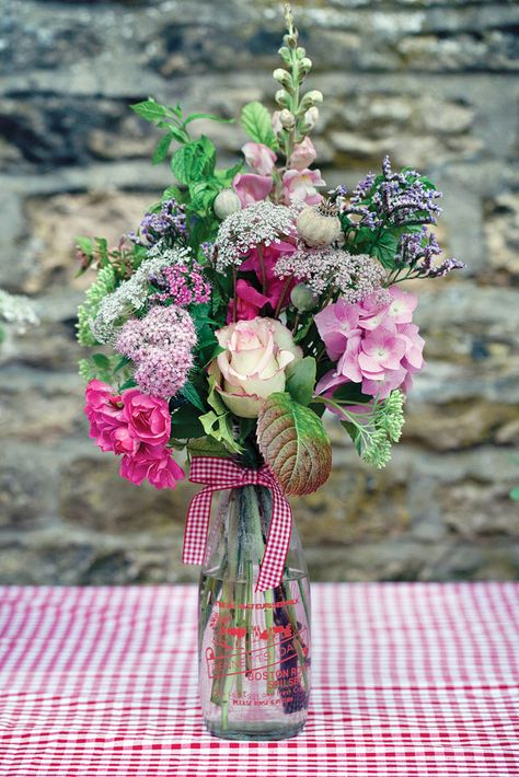 vintage milk bottle Bright Photoshoot, Milk Bottle Centerpiece, Country Garden Flowers, Vintage Milk Bottles, Wedding Country, Thanksgiving Ideas, Table Centers, Milk Bottle, Country Gardening