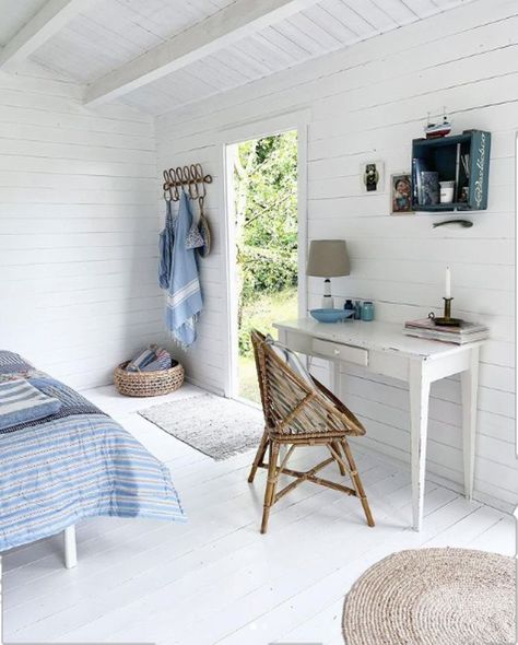 Scandinavian Beach House Living Room, Nordic Beach House, Danish Cabin, Cottage Core Room Ideas, Scandinavian Beach House, Scandinavian Cabin Interior, Scandinavian Summer House, Nordic Cottage, Danish Home