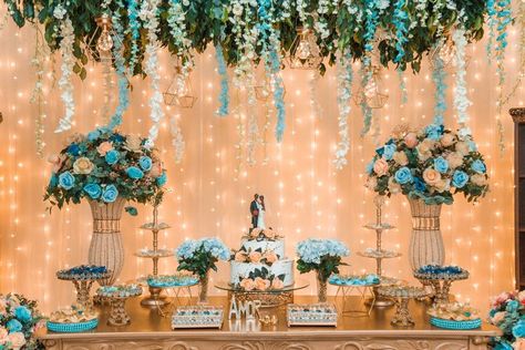 Mesa de doces com tons de azul marinho, azul serenity e dourado. Painel de luzes amarelas que dão toque de charme e aconchego pro casamento além do suspenso de flores pendentes que dão o ar romântico Azul Serenity, Engagement Ceremony, Moody Wedding, Mini Wedding, Samara, Quinceanera Dresses, Wedding Invitation Cards, Future Wedding, Pre Wedding