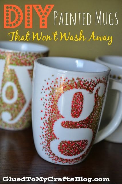 DIY Sharpie Painted Mugs Tutorial Diy Christmas Mugs, Diy Sharpie Mug, Painted Coffee Mugs, Diy Christmas Presents, Sharpie Mug, Diy Sharpie, Mug Crafts, Teachers Diy, Creative Diy Gifts