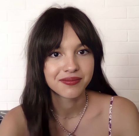 Olivia Rodrigo Curtain Bangs, Olivia Rodrigo Bangs, Prettiest Women, Liv Rodrigo, Olivia + Core + Aesthetic, Sofia Wylie, Colors Hair, Hair Bangs, Comfort People