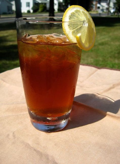 Add apple juice to iced tea for a subtle hint of sweetness. Apple Iced Tea, Sweet Tea Recipes, Southern Sweet Tea, Granny Smith Apple, Apple Tea, Iced Tea Recipes, Tea Health Benefits, Ice Ball, Fb Cover