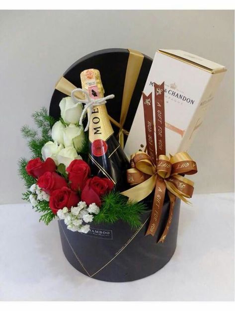 Wine And Flowers Gift, Wine Gift Box Ideas, Bottle Gift Wrapping, Chocolate Flowers Bouquet, Valentines Day Baskets, Valentine's Day Gift Baskets, Flower Box Gift, Wine Gift Baskets, Flower Gift Ideas