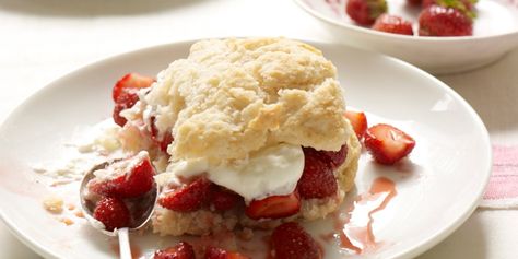 Here's a classic spring dessert from Commander's Palace. Buttermilk Biscuits Recipe, Cake Mug, Strawberry Shortcake Recipes, Shortcake Recipe, Spring Desserts, Buttermilk Biscuits, Strawberry Desserts, Savoury Cake, Gumbo