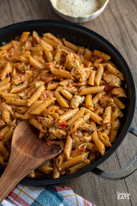 This One Pot Creamy Spicy Chicken Pasta is a delicious blend of tender chicken, garlic, juicy tomatoes, and sweet red peppers, all coated in a rich, creamy sauce. The warmth of red chilli flakes brings a subtle spicy kick, adding depth without overpowering the dish. Creamy Spicy Chicken, Spicy Chicken Pasta, 500 Calories Recipes, Chicken With Garlic, Chicken Garlic, Steamed Asparagus, Salad Sauce, Juicy Tomatoes, Sausage Pasta