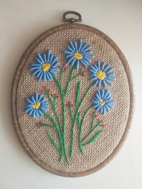 Feather Stitch Embroidery Motifs, Flower Stencil Patterns, Bordados Tambour, Rose Embroidery Designs, Embroidered Canvas Art, Embroidery Hoop Art Diy, Basic Hand Embroidery Stitches, Simple Hand Embroidery Patterns, Diy Embroidery Designs