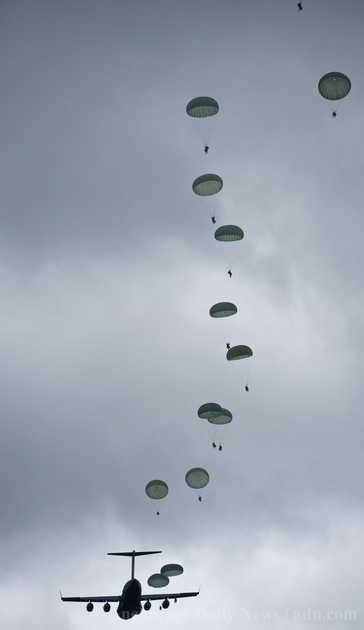 Paratroopers jump from a C-17 above Joint Base Elmendorf-Richardson today in what the Army calls the largest airborne operation in the brigade's history. Paratroopers Jumping, American Flag Gif, Paratrooper Airborne, Army Airborne, Airborne Ranger, Airborne Army, Airborne Forces, Once A Marine, 82nd Airborne Division