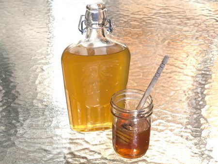 Honey Liqueur Recipe, Honey Liquor, Infused Liquors, Diy Honey, Homemade Alcohol, Homemade Liquor, Liquor Recipes, Honey Diy, Liqueurs Recipes