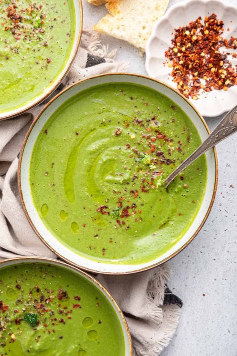 Easy+Green+Detox+Soup+-+The+perfect+reset+recipe! Cozy Soup Recipes, Cozy Soup, Green Soup, Simply Quinoa, Easy Detox, Vegan Soup Recipes, Detox Soup, Vegan Soups, Dinner Plan