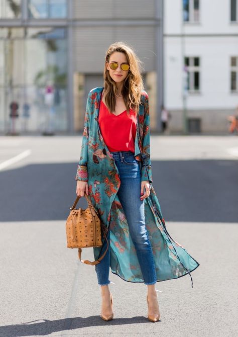 Wear It Kimono Style Fashion Outfits Hijab, Alexandra Lapp, Kimono Outfits, Kimono Wrap Dress, Style Parisienne, Kimono Outfit, Mode Kimono, Walking Down The Street, Elegante Casual