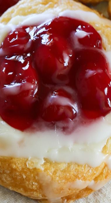 Cherry Cream Cheese Danish, Easy Homemade Breakfast, Quick Summer Desserts, Crescent Roll Recipes Dessert, Breakfast Pastry Recipes, Cherry Cream Cheese, Berry Desserts, Breakfast Pastry, Homemade Croissants