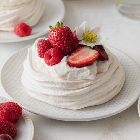 The Perfect French Meringue Recipe - Style Sweet Meringue Desserts Ideas, French Meringue Recipe, Merange Cake, Merengue Recipe Easy, Marange Recipe, Best Meringue Recipe, Classic Pavlova, Classic Pavlova Recipe, Pavlova Recipes