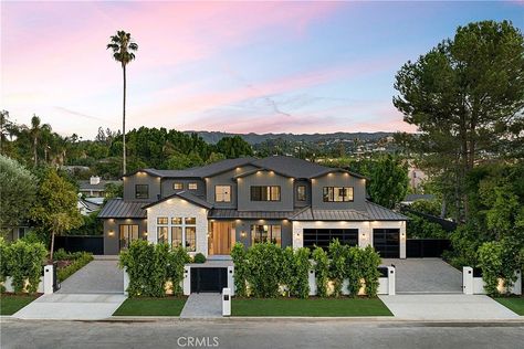 This 6283 square feet Single Family home has 6 bedrooms and 7 bathrooms. It is located at 17622 Weddington St, Encino, CA. Beautiful Powder Rooms, Small House Exteriors, Modern Farmhouse Home, House Floor Design, Elegant Living Room, Real Estate Photography, Elegant Living, House System, House Goals