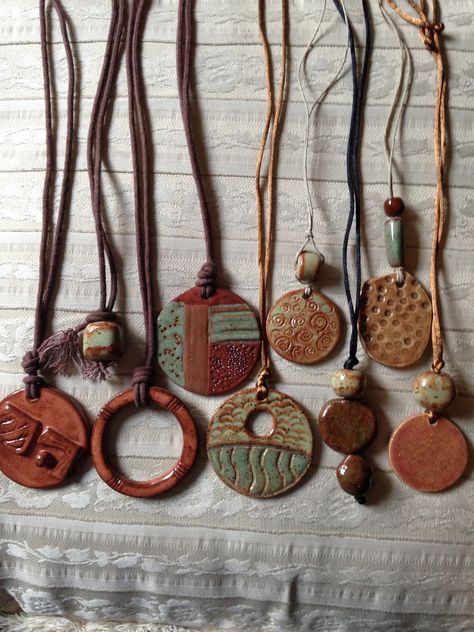 Diy Keramik, Hantverk Diy, Pottery Jewelry, Baby Blanket Knitting, Ceramic Necklace, Dope Jewelry, Clay Jewelry Diy, Clay Necklace, Funky Jewelry