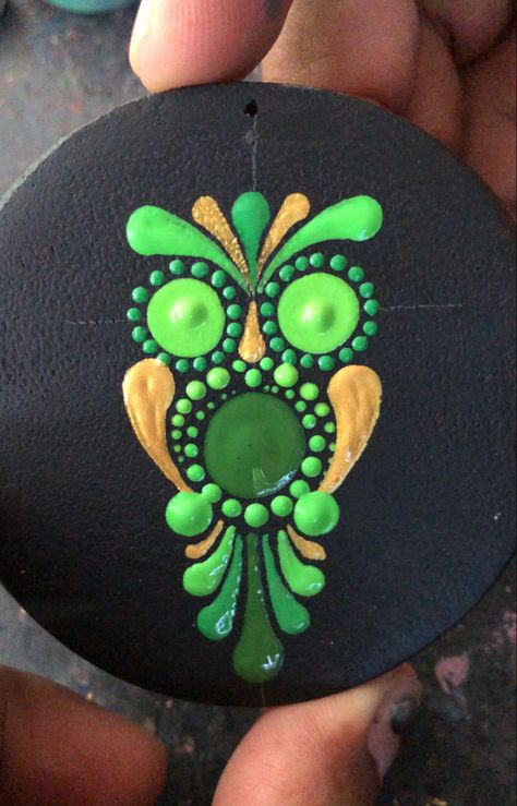 Dot Rocks Stone Painting, Frog Dot Painting, Feather Dot Painting, Dragon Fly Dot Art, Mandala Painted Rocks Easy, Dotting Mandala Art, Dot Painting Ideas Patterns, Diy Owl Crafts, Dot Painting Animals