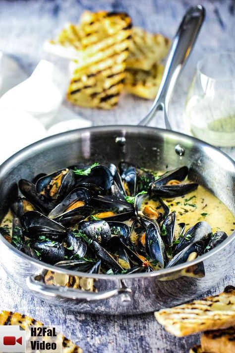 Mussels Mariniere, Easy Mussels Recipe, White Wine Sauce Recipes, Garlic White Wine Sauce, White Wine Recipes, Julia Child Recipes, Steamed Mussels, Mussels Recipe, Victoria House