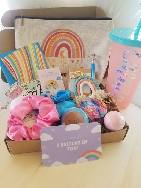 Big Gift Boxes, Girl Gift Baskets, Big Gift, Birthday Basket, Diy Birthday Gifts For Friends, Birthday Box, Encouragement Gifts, Big Gifts, Happy Birthday Gifts