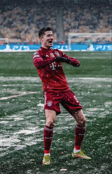 Football Christmas Wallpaper, Christmas Soccer Wallpaper, Lewandowski Aesthetic, Lewandowski Bayern, Bayern Munich Wallpapers, Cold Pictures, Football Celebrations, Bayer Munich, Football Players Photos