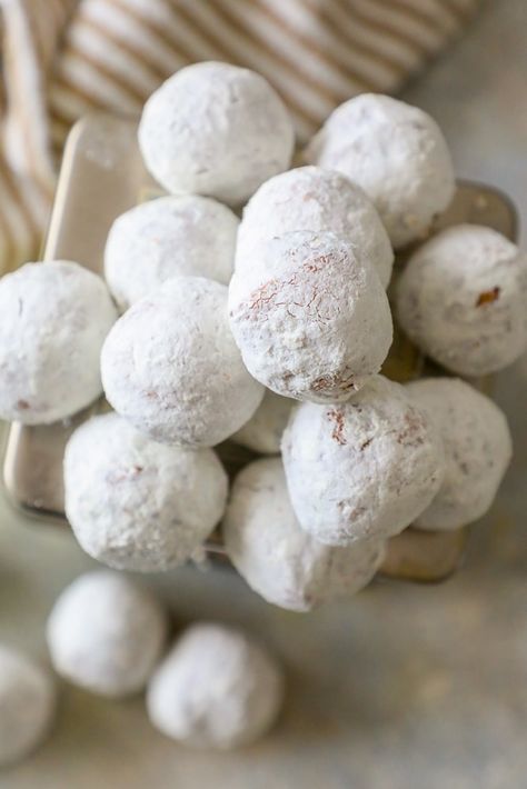 The Best Easy Powdered Sugar Donut Holes Recipe - breakfast #breakfast #dessert #sidedishes Christmas Vegan, Pecan Shortbread, Cookie Boxes, Snowball Cookies, Cookies Vegan, Vegan Christmas, Italian Cookies, Xmas Cookies, Cooking Classy