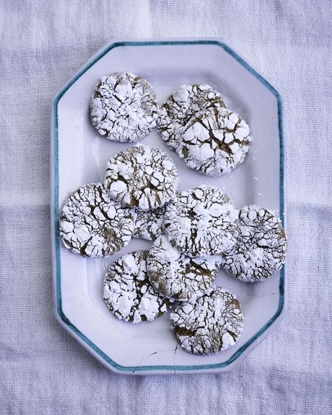 Gingerbread-Espresso Crinkle Cookies | Rolling the dough balls in granulated sugar before heavily coating them with confectioners' ensures maximum "crinkle effect" on the surfaces of these espresso-spiked spice   #food #recipe #marthastewart #dessertrecipes #christmascookies Matcha Crinkle Cookies, Cookie Swap Recipes, Cracked Cookies, Skillet Cookies, Chocolate Crackles, Easy To Make Cookies, Chocolate Crinkle, Green Matcha, Spiced Chocolate